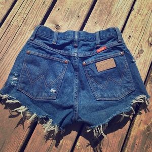 Vintage high waist Wrangler cut off shorts 26